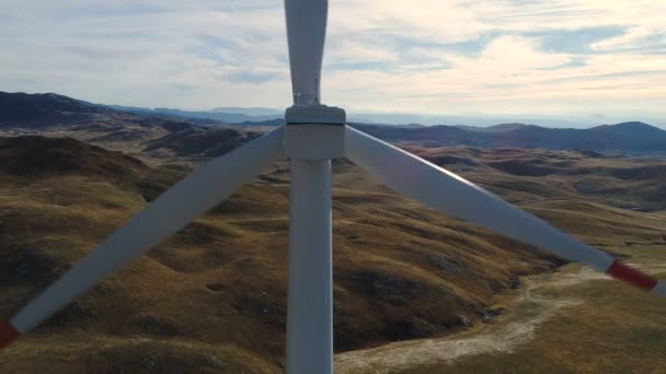 Luchtfoto op windenergie, Turbine, windmolen, energieproductie - groene technologie, een schone en hernieuwbare energie oplossing — Stockvideo