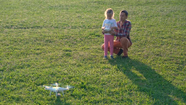Père montre à sa fille comment contrôler drone — Video