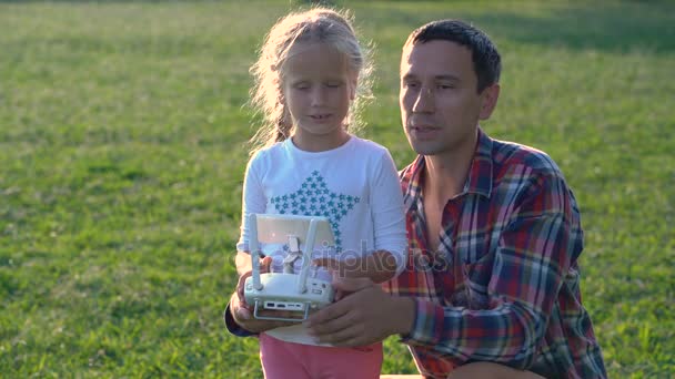 Padre muestra a su hija cómo controlar el dron — Vídeo de stock