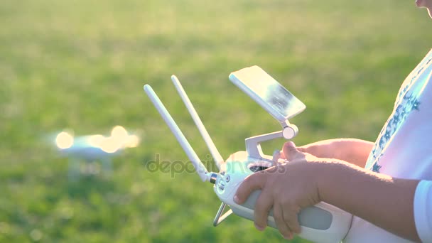 Apa lánya bemutatja, hogyan ellenőrizzék a drone — Stock videók