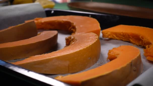 Шеф-повар посыпает тыквенные ломтики черным перцем — стоковое видео