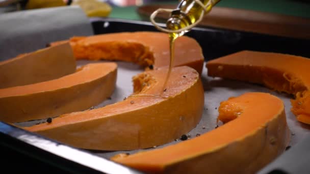 Chef vierte rodajas de calabaza con aceite de oliva — Vídeos de Stock