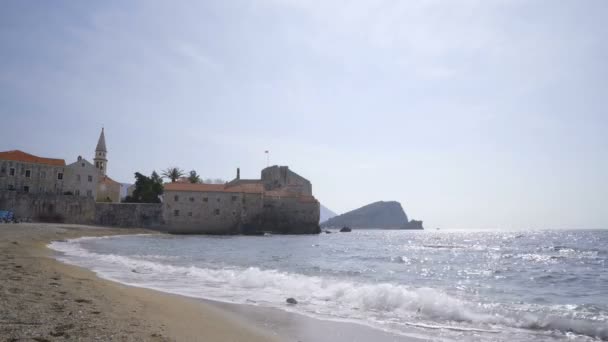 Der Strand des alten Budva — Stockvideo