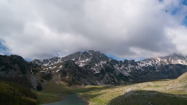 Montañas dentro de un parque nacional Durmitor, Montenegro — Vídeos de Stock