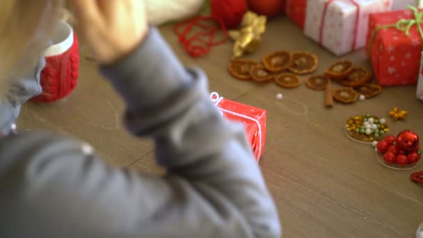 Verfraaien van geschenken voor kerst en Nieuwjaar. — Stockvideo