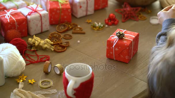 Díszítő karácsonyi és újévi ajándékok. — Stock videók