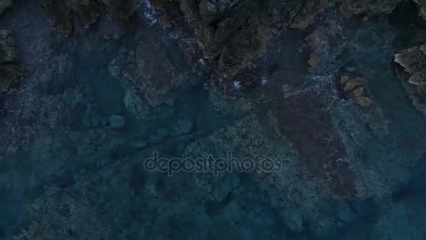la surface d'une mer calme au bord des rochers 