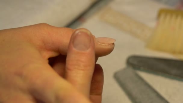 Процедура наращивания ногтей у косметолога — стоковое видео