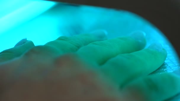 미용사에 확장 후 손톱의 중 합에 대 한 램프 아래 손 — 비디오
