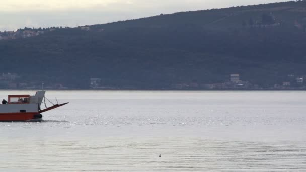 Lepetane, Montenegro - 7 de fevereiro de 2017: barco de balsa que transporta carros de Kamenari para Lepetane — Vídeo de Stock