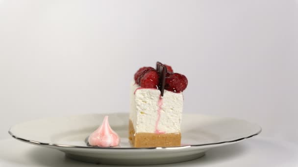 Tvarohový koláč se otočí na gramofonu na bílém pozadí — Stock video