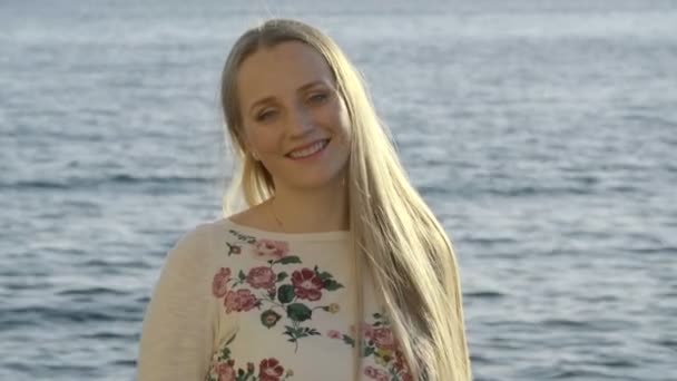 Young woman on the sea shore — Stock Video