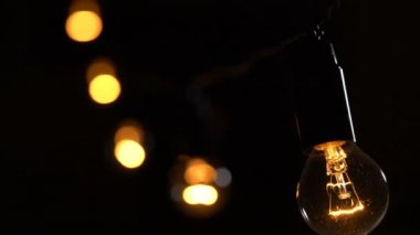Ampul garland siyah arka plan üzerine