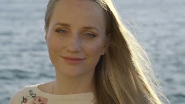 Jeune femme au bord de la mer — Video