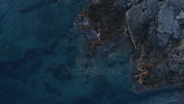 Het oppervlak van een kalme zee door de rotsen — Stockvideo