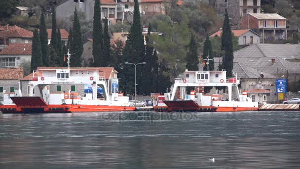 Lepetane, Μαυροβούνιο - 7 Φεβρουαρίου 2017: πλοίο που μεταφέρουν αυτοκίνητα από Kamenari να Lepetane — Αρχείο Βίντεο