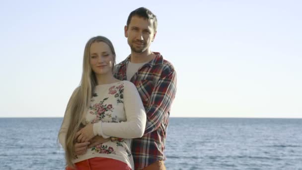 Casal casado na costa do mar — Vídeo de Stock