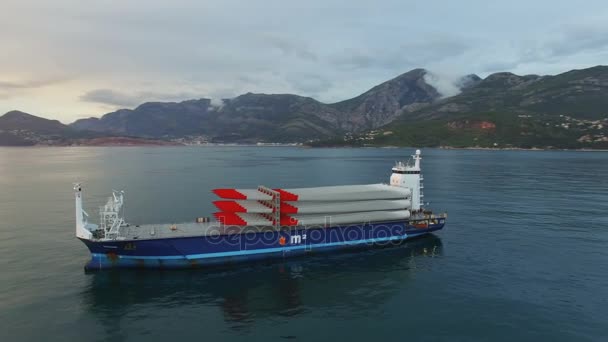 Bar, Montenegro - 3 de mayo de 2016: Vista aérea de un buque de carga cargado con palas de rotor para turbinas eólicas — Vídeos de Stock