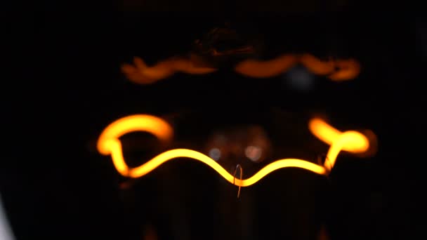 clignotant ampoule hélice sur fond noir 