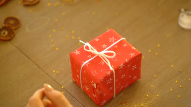 Verfraaien van geschenken voor kerst en Nieuwjaar. — Stockvideo