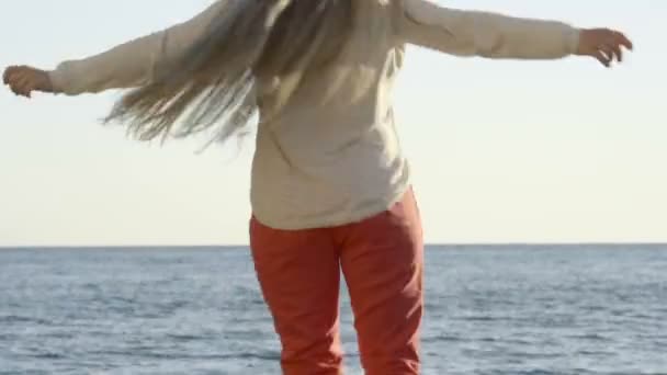 Mladá žena na břehu moře — Stock video