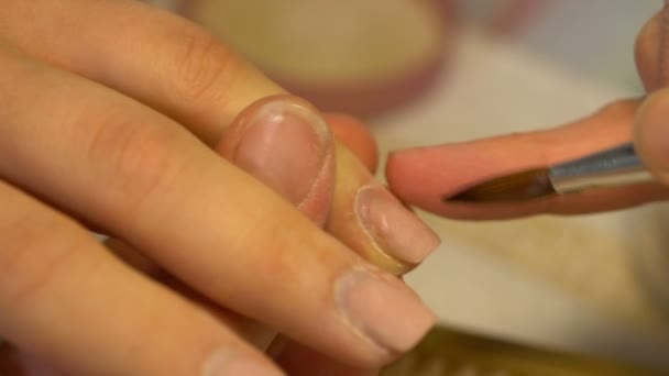 Процедура наращивания ногтей у косметолога — стоковое видео