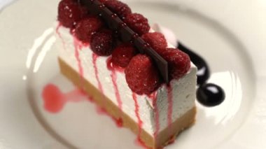 Beyaz bir arka plan turntable üzerinde Cheesecake döner