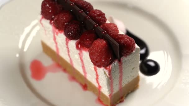 Cheesecake ruota sul giradischi su sfondo bianco — Video Stock