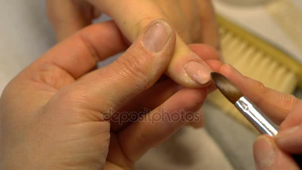 Procédure d'extension des ongles chez l'esthéticienne — Video