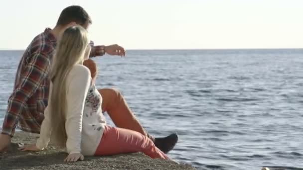 Deniz kıyısında evli çift — Stok video