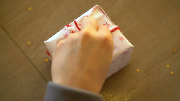 Verfraaien van geschenken voor kerst en Nieuwjaar. — Stockvideo