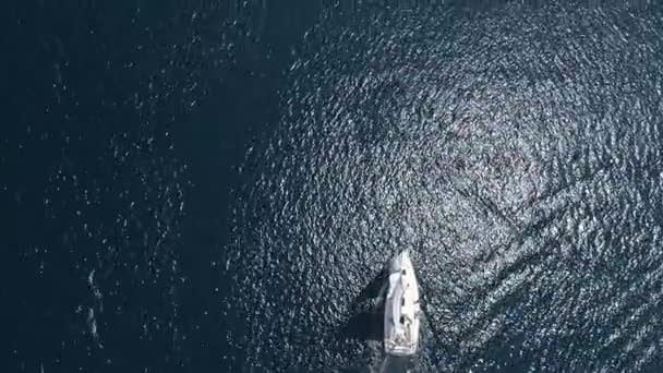Парусная яхта с видом на море — стоковое видео