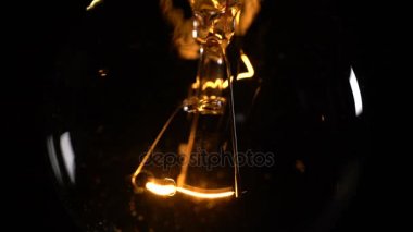 Siyah arkaplanda ampul