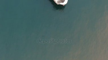 Bar, Karadağ - 3 Mayıs 2016: bir yük gemisi hava görünümünü yüklü rotor bıçak Rüzgar türbinleri için