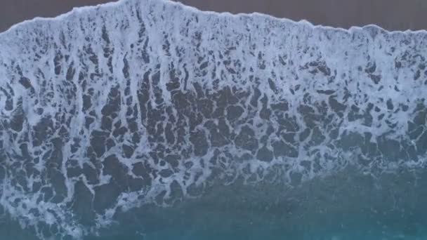 Smaragdově zelené vlny na pláži pohled shora — Stock video