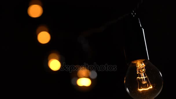 Light bulb garland på svart bakgrund — Stockvideo