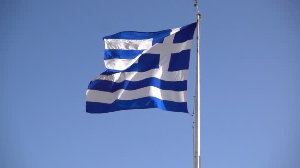 Griechische Flagge weht gegen den blauen Himmel — Stockvideo