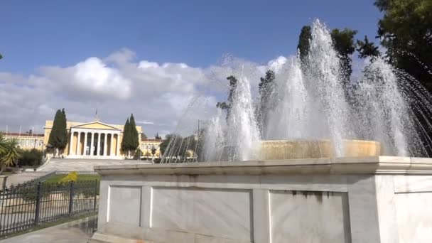 Fountain in the background of Zappeion - a building in classical style in Athens — Stock Video