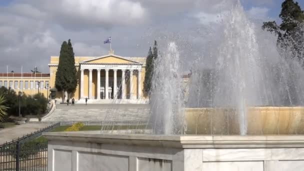 Brunnen im Hintergrund des Zappeion - ein Gebäude im klassischen Stil in Athen — Stockvideo