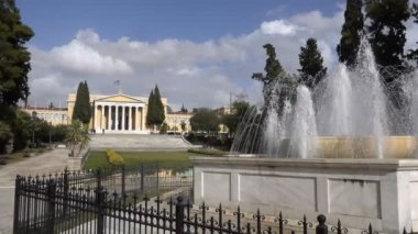 Çeşme Zappeion - Atina klasik stili bir binada arka planda