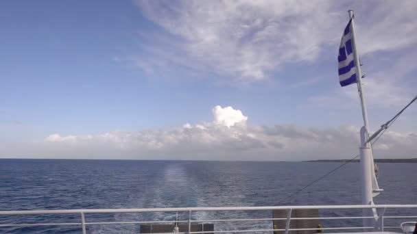 Fähre in Griechenland mit Blick auf das Meer und wehender Nationalflagge — Stockvideo