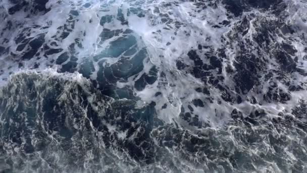Uitzicht vanaf de kant van de veerboot naar het wateroppervlak — Stockvideo
