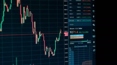 Bitcoin para birimi, yatırım, e-ticaret, finans konsepti gibi çevrimiçi düşüş eğilimi grafiği