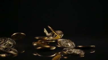 bitcoin siyah bir yüzey üzerine düşüyor