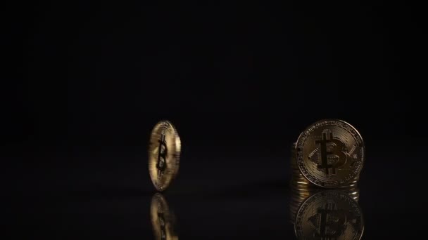 Šifrovací měna mince rotační, Bitcoin na černém pozadí — Stock video