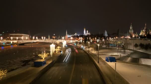 Kremlin'e ve Kızıl Meydan'a görünümünden gece yükselen Köprüsü Zaryadye Park — Stok video