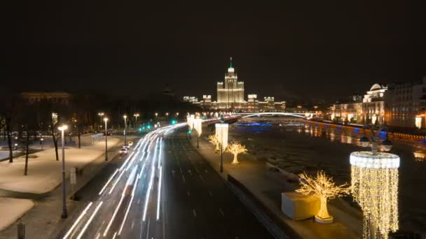 Нічний погляд з ширяючий мосту в Zaryadye парку, Москва. — стокове відео