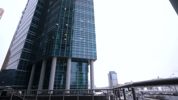Moskou, Rusland - 26 januari 2018: in de buurt van wolkenkrabbers van Moskou International Business Center — Stockvideo
