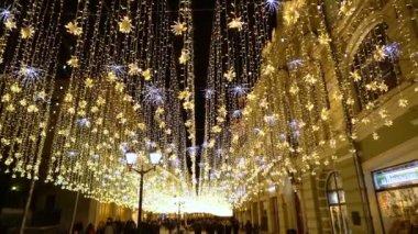 Moskova, Rusya - 27 Ocak 2018: Nikolskaya Noel süslemeleri ışıkları sokakta. Turistler ve sokakta yürürken insanlar