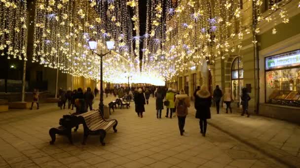 Moscou, Rússia - 27 de janeiro de 2018: Rua Nikolskaya em luzes de decorações de Natal. Turistas e pessoas andando na rua — Vídeo de Stock